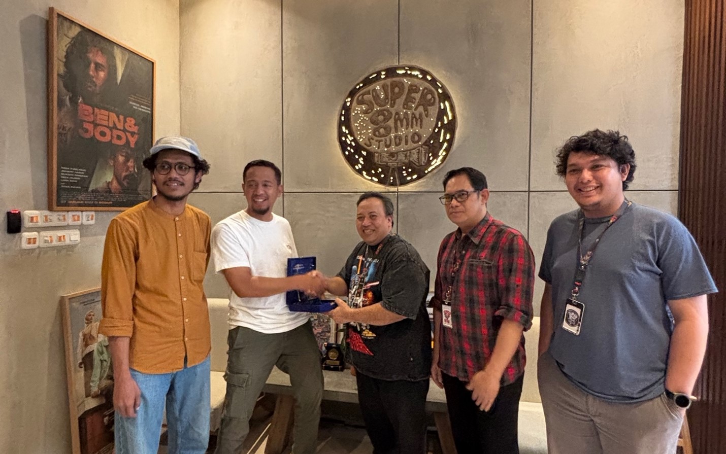 Belajar Langsung dari Ahlinya, Mahasiswa Film & Animasi Telkom University Kunjungi Super 8mm Studio