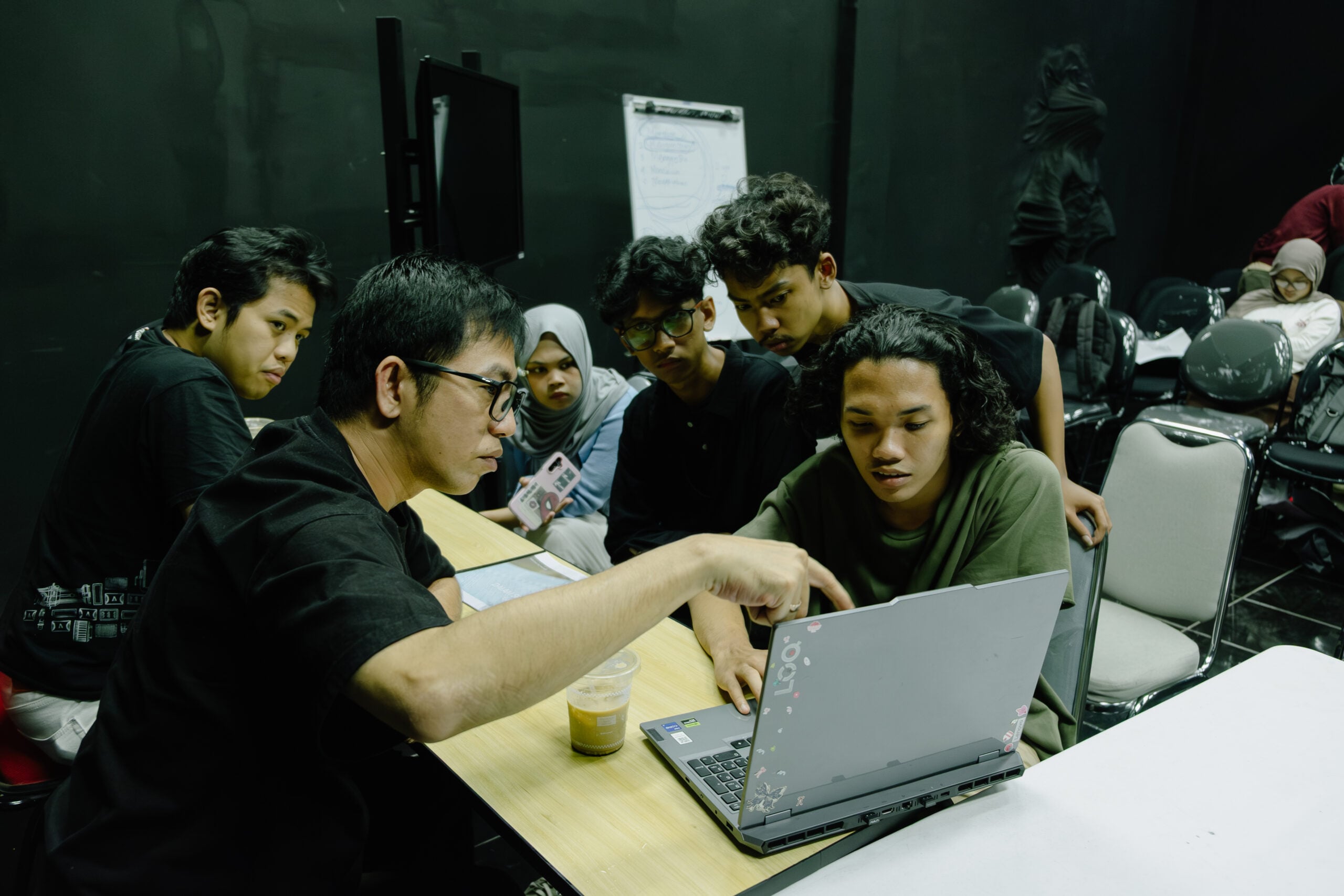 Day 2 ACTOUR Jadi Ruang Asistensi, Pitching, dan Apresiasi Karya Mahasiswa Lighting Technique